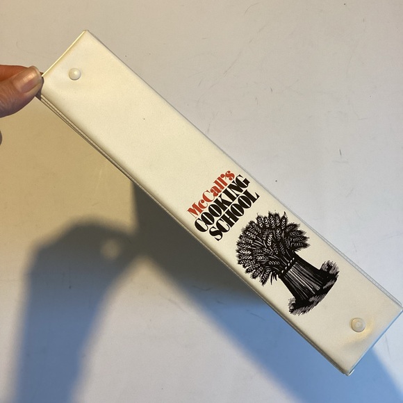 1986 Vintage McCalls Recipes binder - Picture 3 of 9